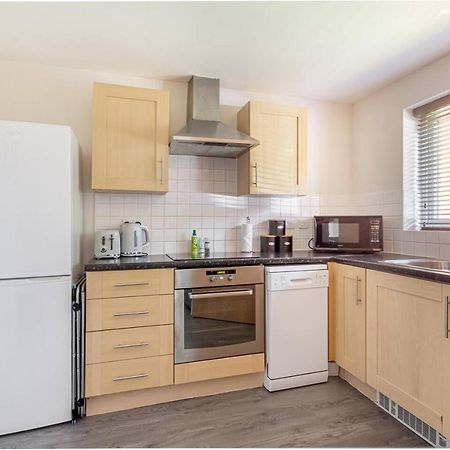 Lovely 2Bed Apt In Redditch, Free Wi-Fi & Parking ภายนอก รูปภาพ