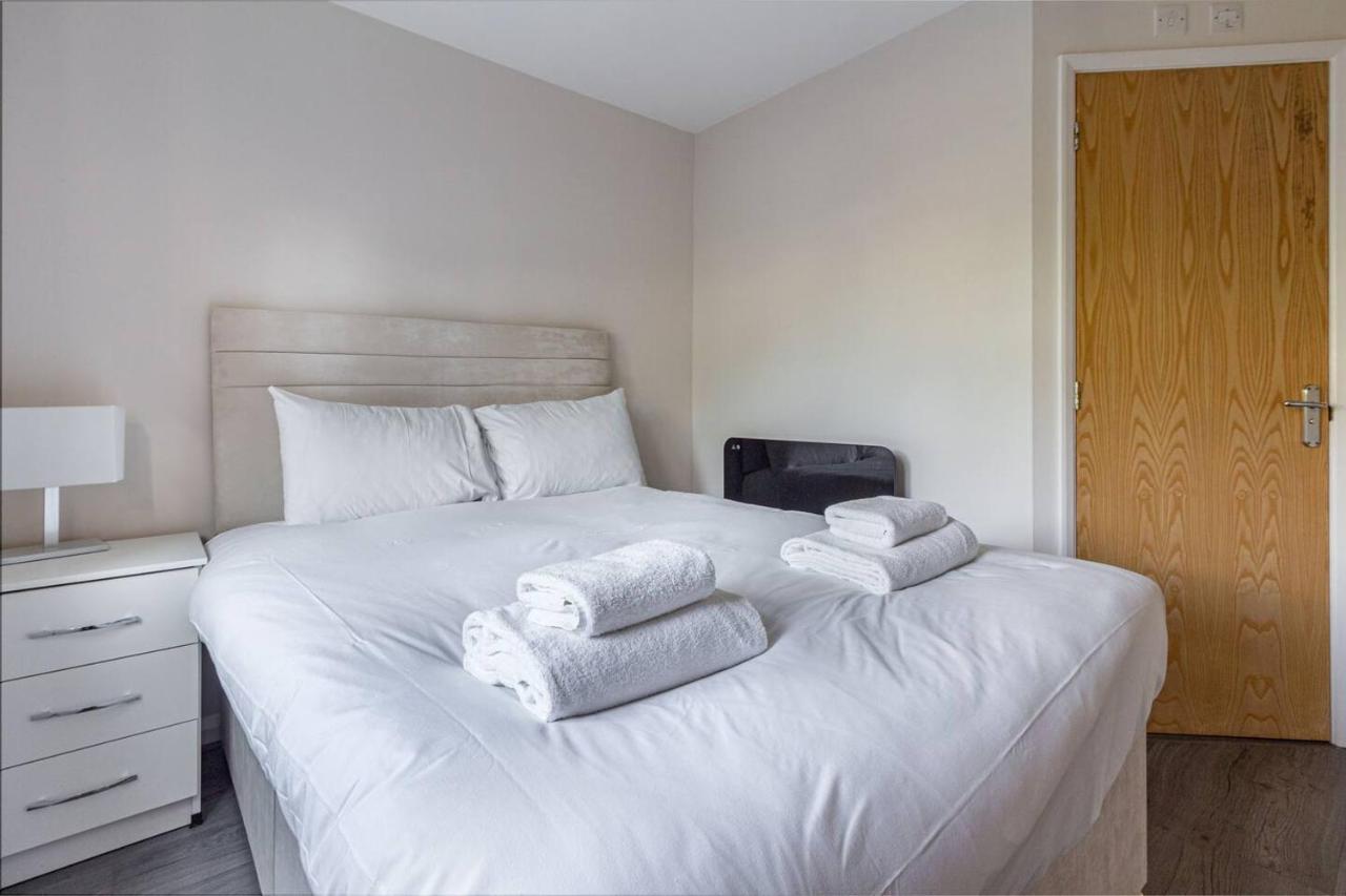 Lovely 2Bed Apt In Redditch, Free Wi-Fi & Parking ภายนอก รูปภาพ