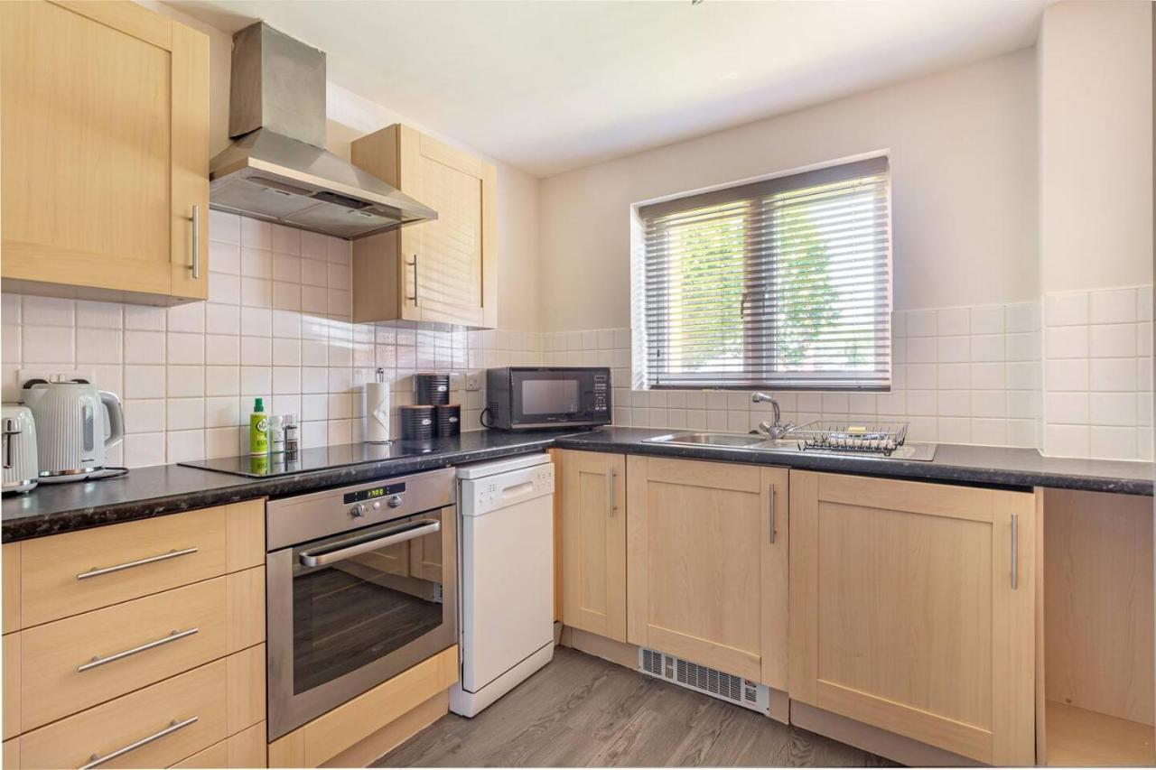 Lovely 2Bed Apt In Redditch, Free Wi-Fi & Parking ภายนอก รูปภาพ