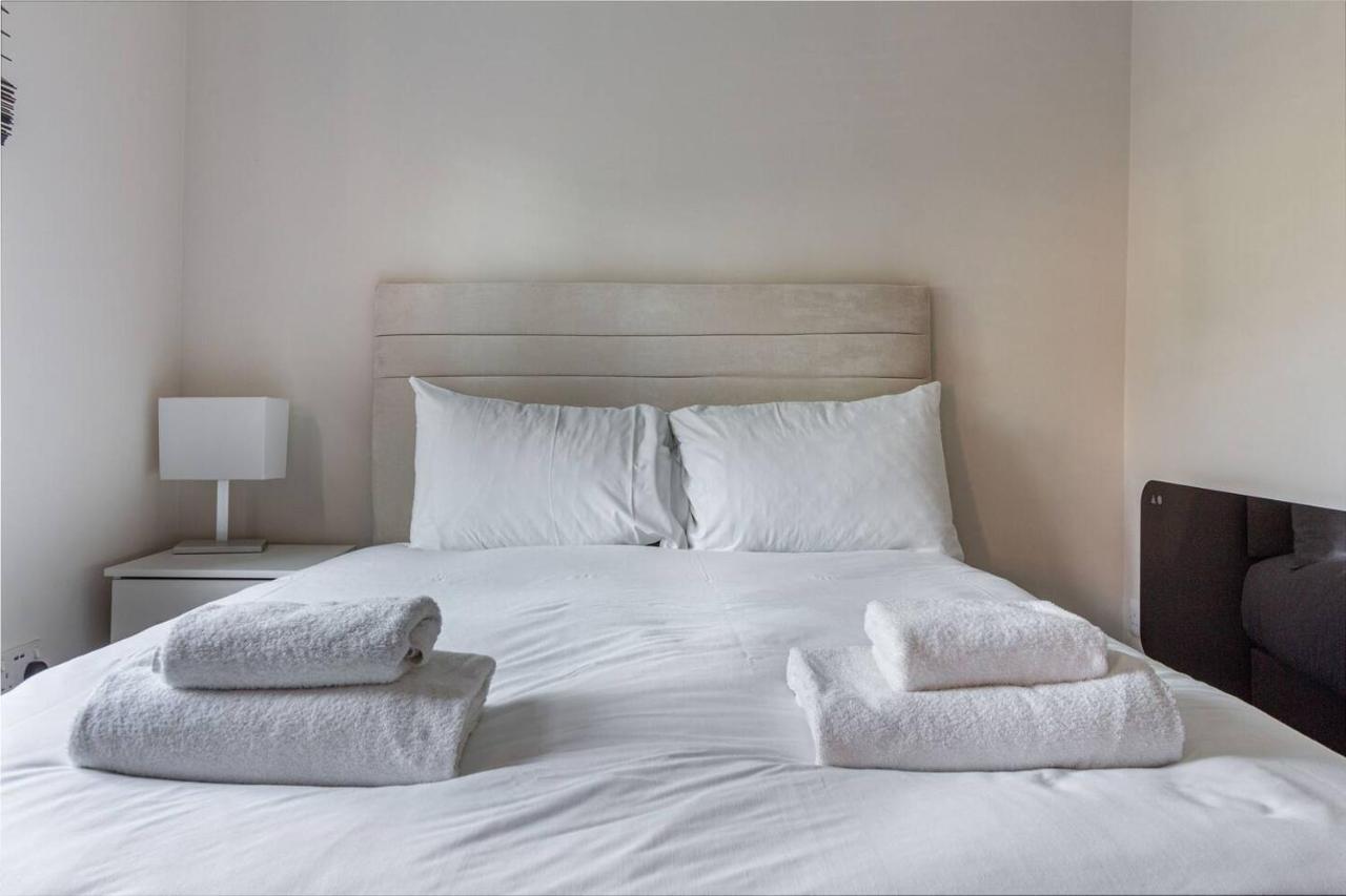 Lovely 2Bed Apt In Redditch, Free Wi-Fi & Parking ภายนอก รูปภาพ