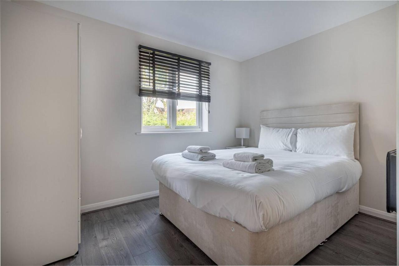 Lovely 2Bed Apt In Redditch, Free Wi-Fi & Parking ภายนอก รูปภาพ