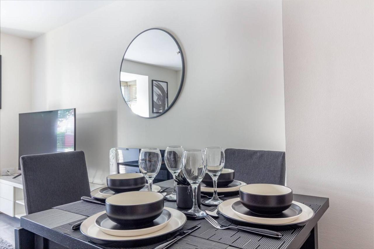 Lovely 2Bed Apt In Redditch, Free Wi-Fi & Parking ภายนอก รูปภาพ