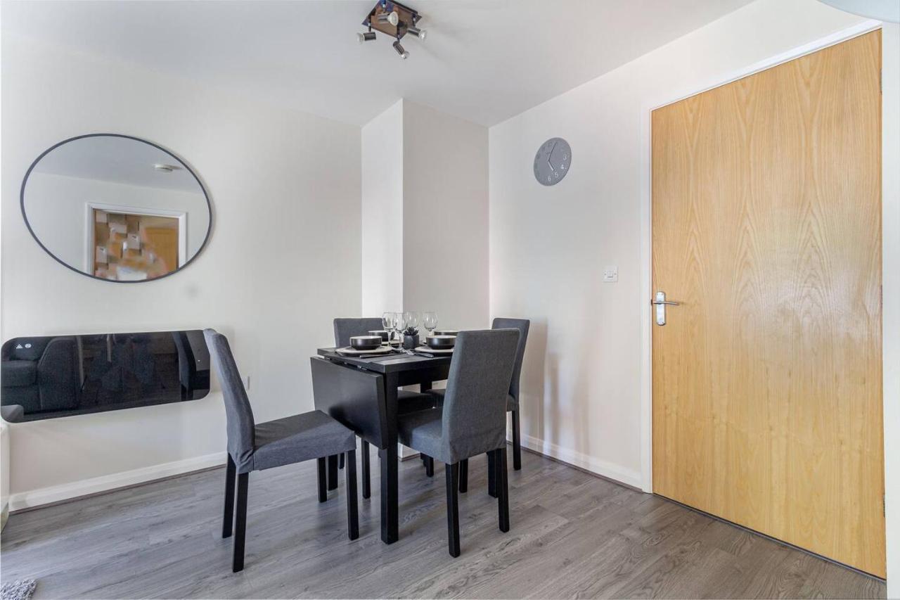 Lovely 2Bed Apt In Redditch, Free Wi-Fi & Parking ภายนอก รูปภาพ