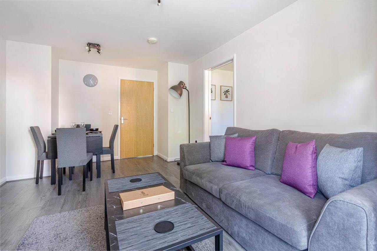 Lovely 2Bed Apt In Redditch, Free Wi-Fi & Parking ภายนอก รูปภาพ