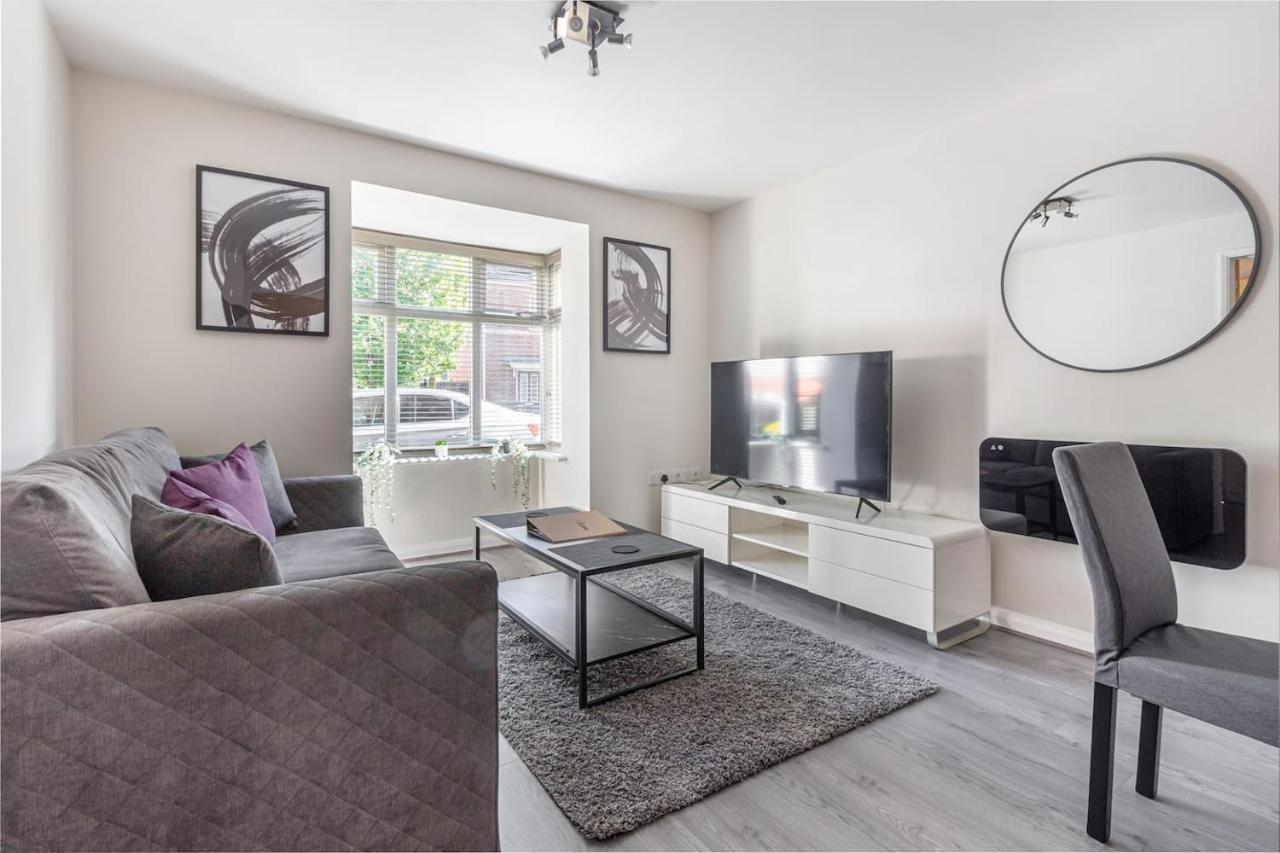 Lovely 2Bed Apt In Redditch, Free Wi-Fi & Parking ภายนอก รูปภาพ