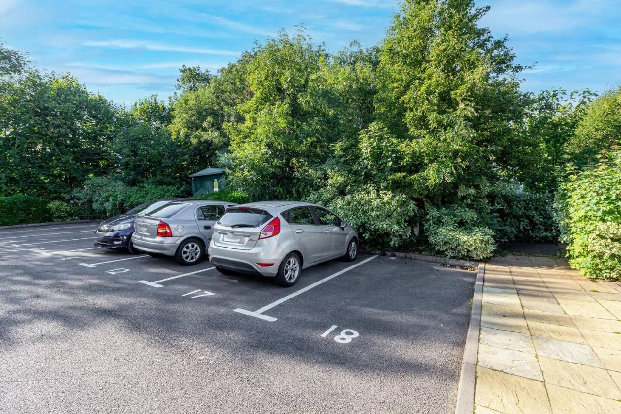 Lovely 2Bed Apt In Redditch, Free Wi-Fi & Parking ภายนอก รูปภาพ