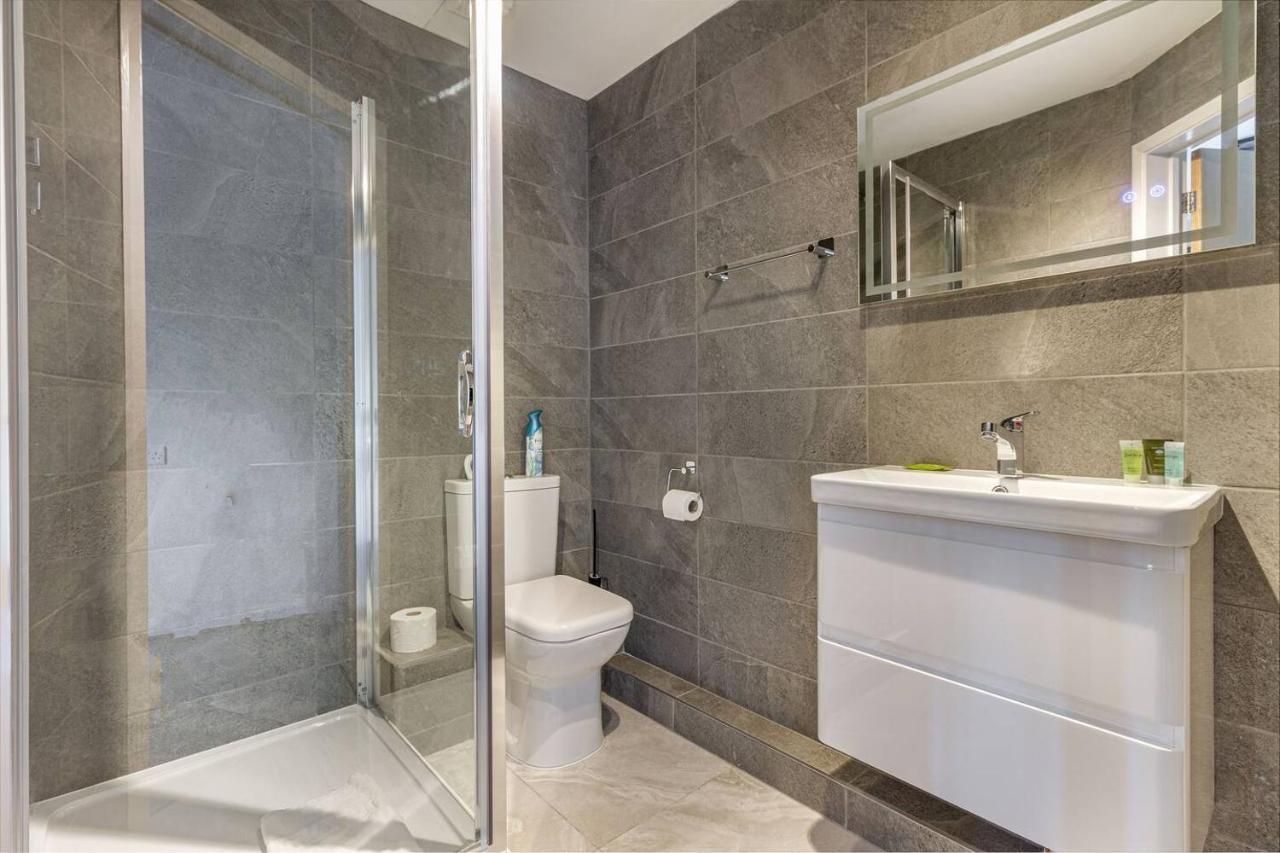Lovely 2Bed Apt In Redditch, Free Wi-Fi & Parking ภายนอก รูปภาพ