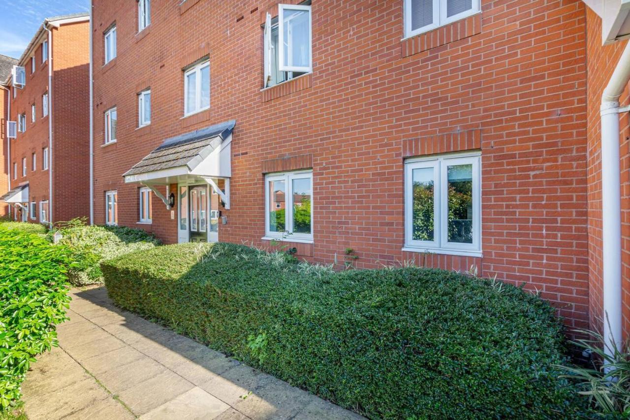 Lovely 2Bed Apt In Redditch, Free Wi-Fi & Parking ภายนอก รูปภาพ