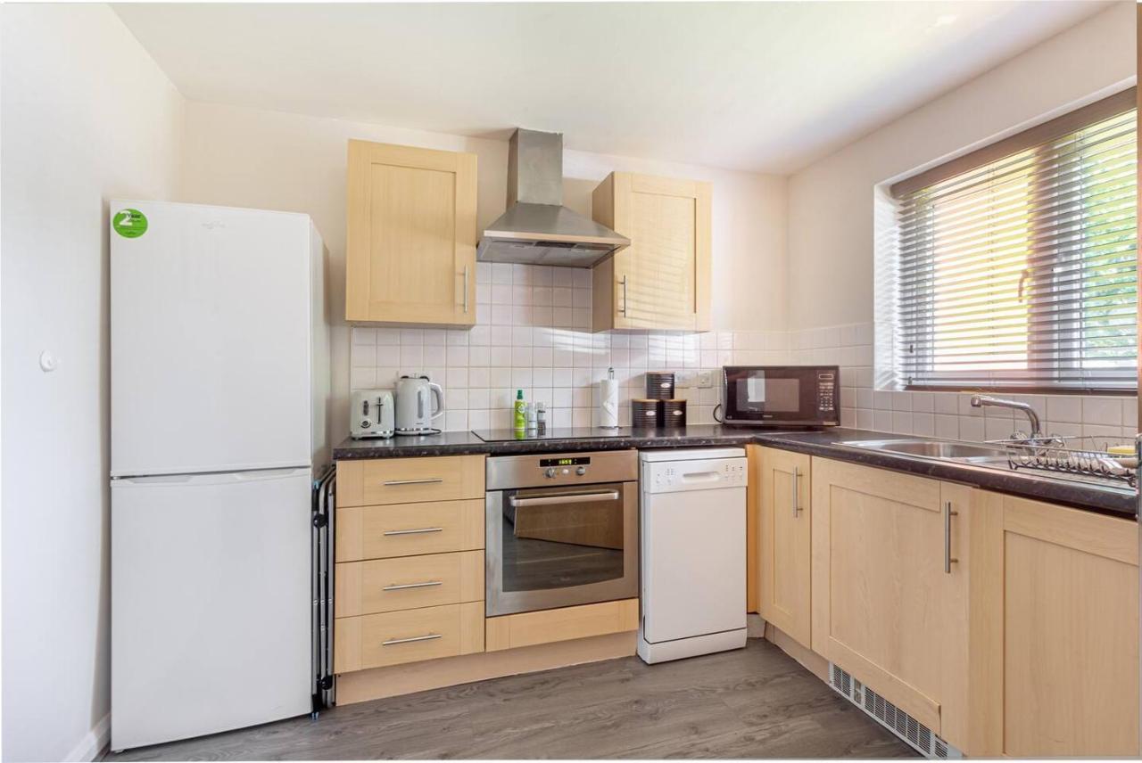 Lovely 2Bed Apt In Redditch, Free Wi-Fi & Parking ภายนอก รูปภาพ